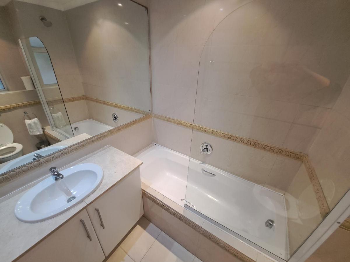 3 Bedroom Sea Facing Family Apartment Cape Town Moullie Point エクステリア 写真