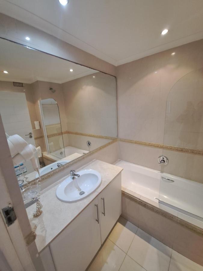 3 Bedroom Sea Facing Family Apartment Cape Town Moullie Point エクステリア 写真